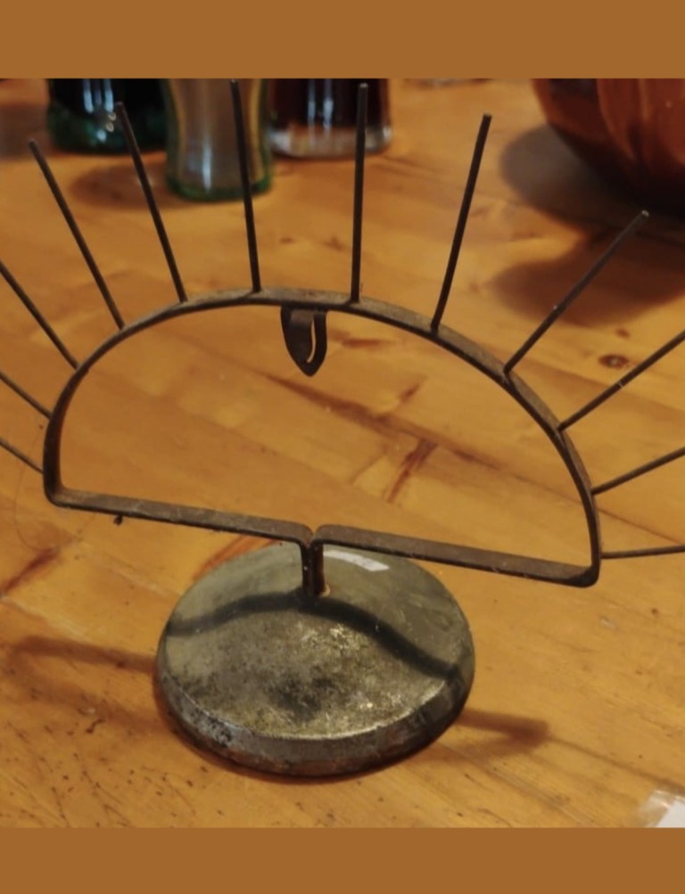 This Vintage Find Will Transport You to a Bygone Era – The Forgotten Elegance of the Cigarette Holder Display Stand