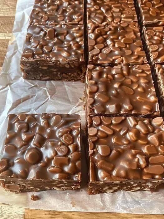 “These are my most popular bars! I usually make at least 500 at Christmas. Simple to make, but so tasty!” Full 👇 💬 recipe